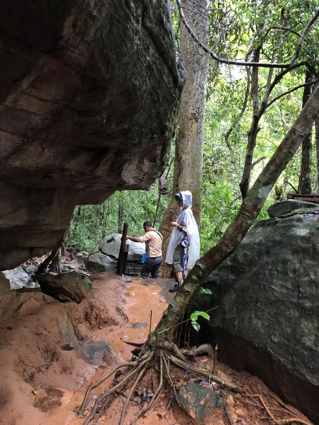 巨岩にも遭遇<br /><br />赤土がツルツルで滑りやすい<br />雨はまだ止みません