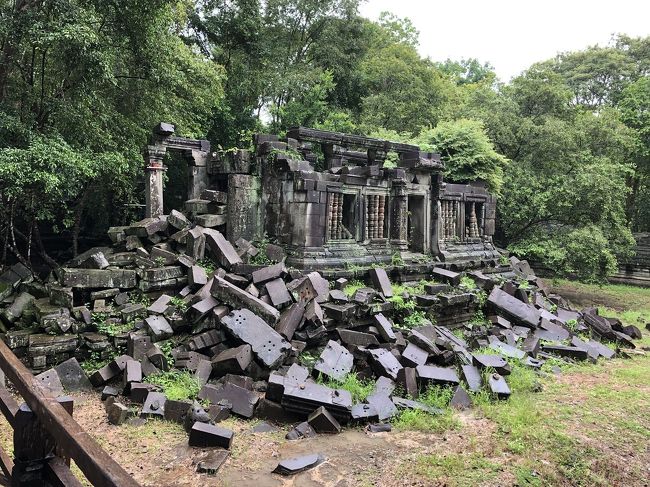 ドロドロびちょびちょの靴をヴァンの中で取り換えて<br />この後ベンメリアに移動します<br /><br />原形をとどめないほど崩壊がひどく、ほとんどが瓦礫の山ので廃墟感を強く漂わせる遺跡です<br /><br />アンコール・ワットに先立ち、そのモデルとして建てたといわれています<br />そのため上空から見た形はアンコールワットとほぼ同一です<br />