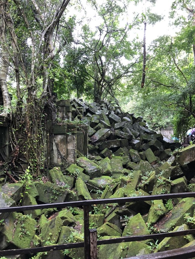 遺跡の存在が明らかになった後も30年にも及ぶ内乱の間放置されていた様で<br />地雷の撤去が終わった比較的最近に人が入れるようになったそうです<br /><br />