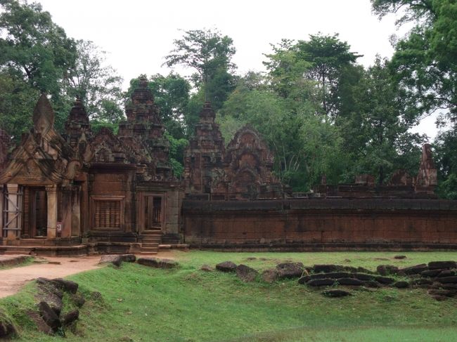 次はバンテアイスレイに向かいます<br /><br />大部分が赤い砂岩により建造されているヒンズー教の寺院遺跡です<br />雨も上がってきました