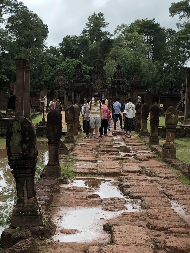 リンガ（男根のシンボル）が両サイドに立つ参道を通って本堂に入っていきます