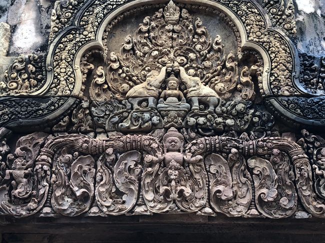 バンテアイスレイ遺跡は「クメール美術の至宝」と言われるだけあって精巧な装飾は息を呑むばかりです<br /><br />象の聖水で身を清めるヴィシュヌ神の妃ラクシュミーが実に生き生きと描写されています。