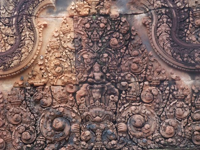 ほとんどの彫刻はヒンドゥー教の神話世界をモチーフにしたレリーフが彫られています<br /><br />これだけの作品を創り上げた当時のトップクラス職人たちはどれほどの月日をかさねて完成させたのでしょうか<br /><br />想像できません
