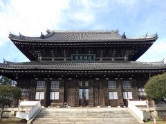 大雄宝殿にはお釈迦様。お堂がたくさんある大きなお寺です。