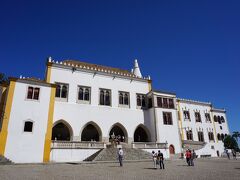シントラ王宮。ポルトガル王家の夏の離宮で、イスラム教徒が残した建物を13世紀にディニス王が居城として整備、その後14世紀にジョアン1世が増改築を行いました。