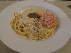 やって来たのはシロクマ食堂というお店。小さいお店ですが、知る人ぞ知る人気店であることから店内はお客さんでいっぱい。少し席が空くのを外で待ちましたが、幸いあまり待たずに入店できました。

名物は何と言ってもこのカニクリームみそスパゲティ！店内のお客さんのほとんどがこれを注文していたといっても過言ではないでしょう。
濃厚なカニクリームが口いっぱいに広がり幸せな気分になります。バケットが２切れ付いてくるのもうれしい。
