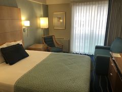 今日の宿である、アラモアナホテルに到着。ここで２泊します。
ホノルルマラソンツアーの皆さんは、ホテルに寄らずにゼッケン受け取り会場に直行するスケジュールになっているため、この時間のホテルのレセプションはガラ空き（本来繁忙期の日本からの到着時間帯は、チェックイン１時間待ちとかザラらしいのでよかった）。まだお昼前でしたが、部屋の鍵をいただくことができました。

実はここ、ホノルルマラソンのスタート地点から最も近いホテルで、アラモアナセンターから連絡通路で歩いて行けるという、マラソン参加者にとっては好立地。