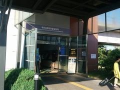釜山金海軽電鉄の金海国際空港駅に向かいます。
金海軽電鉄の駅は、空港の外にで右に行くと見えてきます。直結では、ないので注意しましょう。