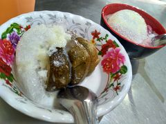 かぼちゃプリンとピンクっぽいデザート。２つで5,000リエル。
いい意味で想像通りの味。芋系なので結構お腹にどすんときます。

