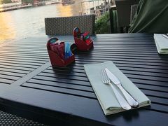 バンコク4日目。
ロイヤルオーキッドシェラトンのレストランで朝食。

テラス席に座ります。