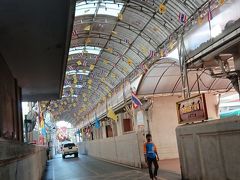 ワットパクナムに到着。

通路を抜けて。