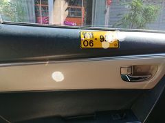 帰りは、ソンテウは懲りたので、タクシーでホテルに一旦戻ろうと思います。

14時から、シャングリラの鳥かごアフタヌーンティーを予約しています。
ドレスコードがスマートカジュアルなので、一応、ホテルでおしゃれワンピに着替えてから行く予定。

ワットパクナムを出ると、タクシー乗り場がありました。

係員と、ポリス二人で、運転手に行き先のロイヤルオーキッドシェラトンを説明してくれたので、安心して乗車、出発。


しかし、グーグルマップを見ていると、途中から、なんか違う方向に走ってる。
グーグルマップを見せても、見ようともしない。
英語も通じない。

着いたところは、ペニンシュラ！

ペニンシュラのホテルマンも対応してくれ、グーグルマップを見ながら、「タノンチャルンクルン、ソイサーンシップ」チャルンクルン通りの30番みたいなことを言ったら、理解してくれた。

そこから、何とか無事にロイヤルオーキッドシェラトンに着きました。


タクシーに乗ったら、忘れ物やトラブル対策のために、車内に貼ってある番号を写真に撮るようにしていました。