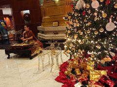 ロイヤルオーキッドシェラトンのロビー。

タイの楽器を弾いていました。

クリスマスツリーもきれい！


その後、ネットで見つけた、ホテルから徒歩2分のマイ・ディア・マッサージに行ってみました。
予約なしでも、すぐやってくれました。

フットマッサージ、60分250バーツ。
とても上手でした。
また、行きたい！！

チップ50バーツ渡したら、とても喜んでくれました。



そして、ホテルに戻り、タクシーを呼んでもらい、スワンナプーム空港まで移動。
とても、清廉潔白な良いタクシーでした。
渋滞していましたが、1時間位で着いたかな。
高速代50プラス25バーツ。
メーターは、270バーツ。空港代プラス50で320バーツ。
チップ込みで350バーツ渡しました。