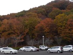 みかもやま公園と共通の駐車場へ。紅葉の山でした。