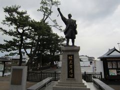 松江に着きまして、まずは国宝　松江城に。

堀尾吉晴公がお出迎えです。