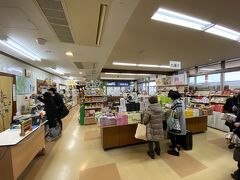 湯西川温泉駅には、道の駅も併設されており、土産物も購入することができました。