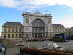 ブダペスト東駅。西駅よりも豪華な外観の駅舎。