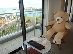 沖縄・北谷町『Hilton Okinawa Chatan Resort』8F

『ヒルトン沖縄北谷リゾート』の「デラックススイートルーム」の
お部屋の写真。

ヒルトンビッグベアおはよう♪

朝刊サービスによる新聞がお部屋に届いていました。

ここまでの旅行記はこちら↓

<JALファーストクラス（東京・羽田空港～沖縄・那覇空港間）
ダイヤモンドプレミアラウンジ♯『ハレクラニ沖縄』♪限定グッズ★
那覇空港のお薦め土産はコレ！>

https://4travel.jp/travelogue/11543215

<沖縄 ① 羽田空港国内線第1旅客ターミナルにある
JAL『ダイヤモンド・プレミアラウンジ』『サクララウンジ』
『パワーラウンジサウス』巡り♪>

https://4travel.jp/travelogue/11549170

<沖縄 ② JL907便（東京・羽田空港－沖縄・那覇空港間）
JALファーストクラス（ボーイング777-200）搭乗記★
那覇空港からバスで『ヒルトン沖縄北谷リゾート』へ>

https://4travel.jp/travelogue/11550736

<沖縄 ③ 『ヒルトン沖縄北谷リゾート』宿泊記（１）
ヒルトン・オナーズのダイヤモンドメンバー特典♪、
エグゼクティブラウンジの沖縄フードセレクション>

https://4travel.jp/travelogue/11552349

<沖縄 ④ 『ヒルトン沖縄北谷リゾート』宿泊記（２）
ヒルトン・オナーズのダイヤモンドメンバー特典で
「デラックススイートルーム」にアップグレード☆彡>

https://4travel.jp/travelogue/11552912

<沖縄 ⑤ 『ヒルトン沖縄北谷リゾート』宿泊記（３）
3つのプール＆ジム＆スパ、『ダブルツリーbyヒルトン沖縄
北谷リゾート』の2つの屋外プールも利用>

https://4travel.jp/travelogue/11561910