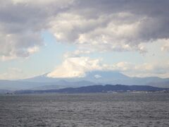 江ノ島弁天橋は強風で歩くのがキツイほどでした。こちらから眺めると富士山が大きく感じました。