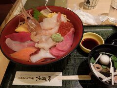 空港を出る前にとりあえず北海道に来たので海鮮丼食べておく。
何かと便利ですし時間つぶせる空港。

温泉も入ろうかと思いましたが、結構いい値段するので断念。