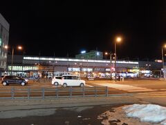 空港から2駅の千歳に到着。
札幌近郊は宿がとりづらいですね。ハイシーズンだと苫小牧付近まで埋まってしまうこともあるとか。