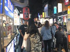 寧夏路夜市
混んでいます。いろんな食べ物の匂いが混じり、観光客もいますがローカルな雰囲気もあります。

ここで、点心やフルーツを購入して晩ご飯にしました。