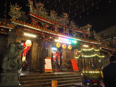 台湾カステラは近くのお寺で腰を下ろしていただきました。
近くで買ったものを食べている人がたくさんいました。