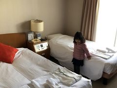 我が家が２泊お世話になる第一グランドホテル神戸三宮さんに到着！

２泊で26000円程（子供は添い寝）。
ちなみに１泊目と２泊目でお値段、倍違います（ ; ; ）
老朽化は確かに進んでいますが、まぁ寝るだけなので我が家は概ね満足です。
強いて言うなら繁華街を通ってくるので、子供と歩く道ではないなぁと言うところでしょうか。

とりあえず荷物を置いて出発ー！