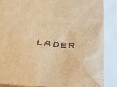 キッチン用品を試して買えるLADERへ。お店の入り口がとってもステキなのに、写真撮り忘れた・・・。