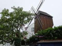 細い路地を抜けてムーラン・ドゥ・ラ・ギャレットの風車の前に来ました。
ルノワールやゴッホの作品に描かれた伝説のダンスホールは現在はレストランとして営業中。