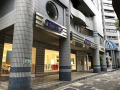 って事でようやくRIMOWAに到着。
現在台北市内に残っている店舗はここのみとか。
付いてる看板も旧ロゴ。
店内に並ぶ物も少なくほとんどポリカのモデルが置いてあるだけでアルミのモデルは1～2個しか無い。
RIMOWAをアジアで買うなら台湾が安いは伝説になってしまったか…。