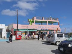 池間島側の橋のたもとにある売店「海美来（かいみーる）」
駐車場にレンタカーを停めて、売店の展望台に上がります。