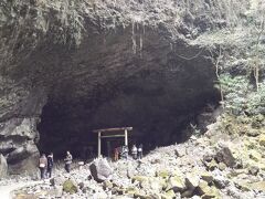 大きな洞穴に鳥居がしつらえてある。
昨日の鵜戸神社よりも大きいな。