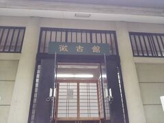 そしてその疑問はここで解消する。天岩戸神社に付属する徴古館。係員もいない小さな博物館。入場料はお賽銭箱に200円を入れて、勝手に入る。