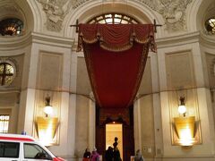 中空に浮かぶ赤いカーペットが特徴的な皇帝の部屋の出口。