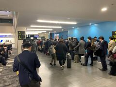 金曜日の夜に大阪を出発しました。まずは、伊丹空港から羽田空港を目指します。明日の午前中に成田発の飛行機に乗るために、成田空港近くで前泊する予定です。
写真は、伊丹空港の伊丹ー羽田便の搭乗口の様子。相変わらず混んでおります。