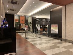羽田空港から移動しまして、京成成田駅前のアパホテルに到着。本日はこれで終わりです。それにしても、電車で羽田―成田間を移動しましたが遠かったです。安いけど、時間がかかってどうしようもないですね。