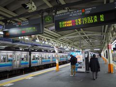 うとうとしたり、ぼんやり景色眺めたり、静岡鉄道の1000系を抜かしたり。暗くなろうかという直前に熱海に到着です。おお、伊豆急止まってるやん。今日も乗らんけど。