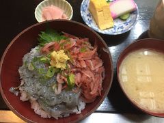 駿河湾に来たのだからと選んだのは桜えびと生しらす丼 1556円。
卵焼きとかまぼこ、きゅうりのお漬物の小鉢、ガリ、白みそのシジミのお味噌汁付き。
新鮮な桜えびと生しらすをいただきました。開いててよかったー。

