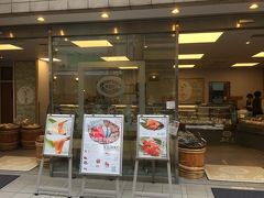 ひもの専門店 平田屋さん。

ここで干物を購入。 

