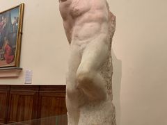 おお、ミケランジェロの未完の大理石彫像です。