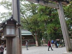 飲んでばかりではいけないので、歩いて、猿田彦神社に向かいます。
ただ、昼食を食べた海老丸から10分かかりませんが、お酒の影響か、みんな歩くペースが遅くなります。