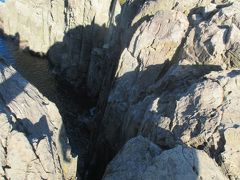 20数年前に東尋坊に来たときは、強風で怖かった思い出があります。
今日は快晴。風も弱め。そうは言っても、足下に気をつけながら歩きます。