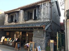 年季の入った土蔵造りのお店。
江戸時代に建てられた歴史ある薬局だそうです。