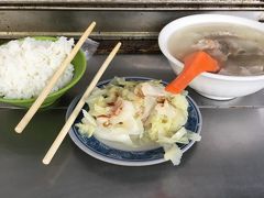 最終日の朝は阿桂姨原汁排骨湯にてスペアリブと大根のスープ、白飯、茹でキャベツ（3点で100元ちょい）スープはあっさりやさしいお味で濃いめの台湾飯のインターバルにぴったり。
美味しさもさることながら、雰囲気が非常によかったです！地元の人に混じって自分も台湾人になったような気分を味わえました。