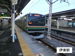 18:31
伊東駅に戻りました。
この時間は、東京方面の直通列車があるのです。

普通1936E.籠原行
伊東.18:44→川崎.20:40
[乗]JR東日本.サロE230-1064