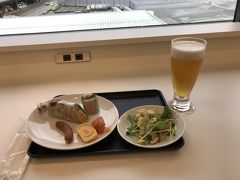 サクララウンジで朝ごはん。ビールは必須。
今回は新しく増設されたダイニングで。