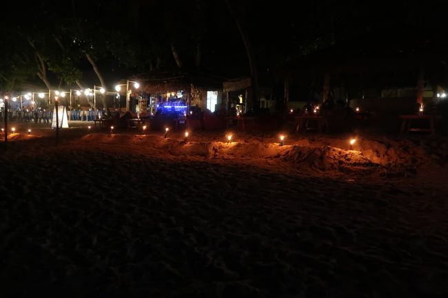 近くのバーでＵＫロックが流れてたので、砂浜に座りながら串焼きとビール飲む。<br />豚串美味しすぎてビール2本も開け、蚊に沢山刺され、ホロ酔いに。<br />しかしリペ来て食べるよりひたすら飲んでるな。