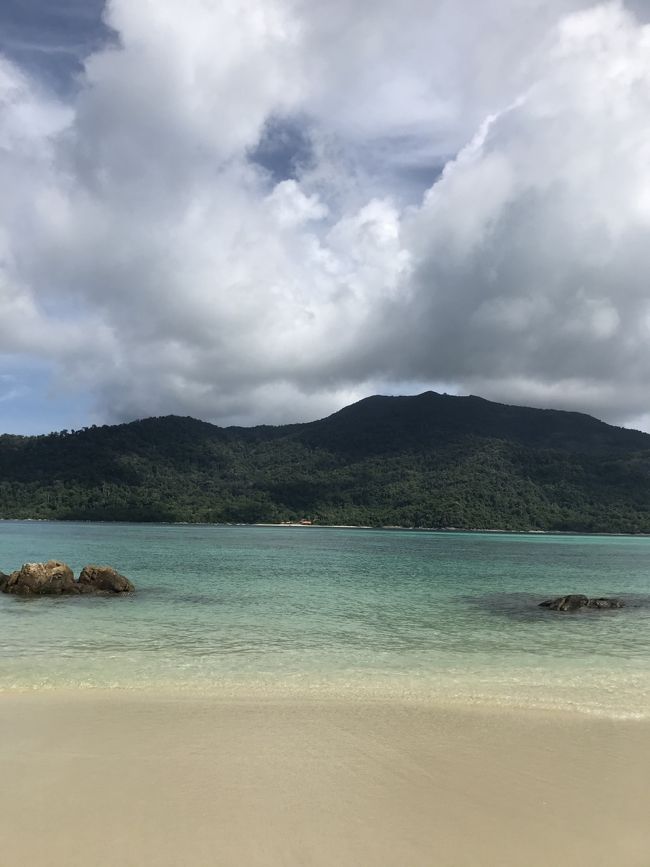 マウンテンリゾート前のビーチ。さすがめちゃ綺麗。砂浜がとても白い。