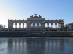 池の向こうにグロリエッテが見える。